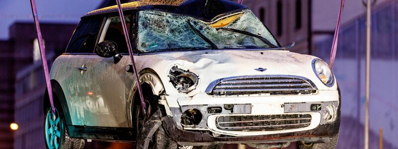 Das zerstörte Auto nach dem Anschlag. (Archivbild) - Foto: Matthias Balk/dpa