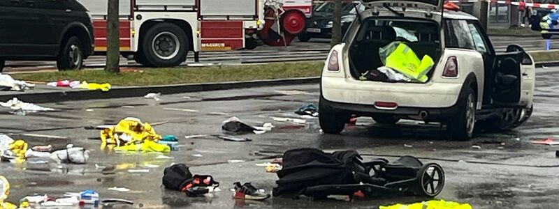 Ein Kinderwagen liegt nach dem Anschlag auf der Straße, ein zweijähriges Kind starb. (Archivbild) - Foto: Christoph Trost/dpa