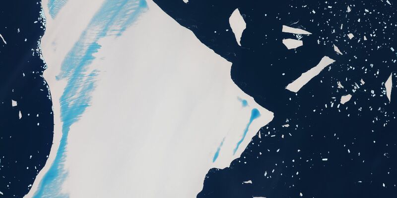 Mittlerweile hat der einst größte Eisberg einiges von seiner Masse eingebüßt. - Foto: -/contains modified Copernicus Sentinel data (2025), processed by ESA/dpa