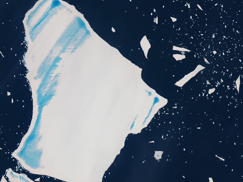 Mittlerweile hat der einst größte Eisberg einiges von seiner Masse eingebüßt. - Foto: -/contains modified Copernicus Sentinel data (2025), processed by ESA/dpa