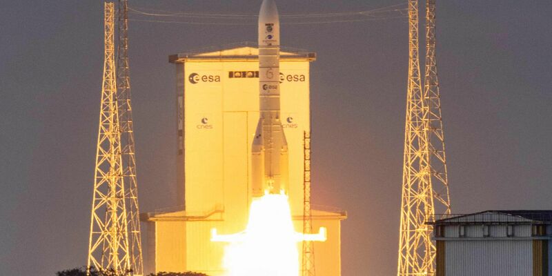 Hier startet die Ariane 6 in der schwächeren Version mit zwei Boostern, im Februar soll sie erstmals in der stärksten Version mit vier Boostern fliegen. (Archiv) - Foto: Ronan Lietar/AFP/dpa