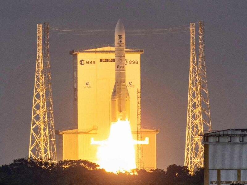 Hier startet die Ariane 6 in der schwächeren Version mit zwei Boostern, im Februar soll sie erstmals in der stärksten Version mit vier Boostern fliegen. (Archiv) - Foto: Ronan Lietar/AFP/dpa