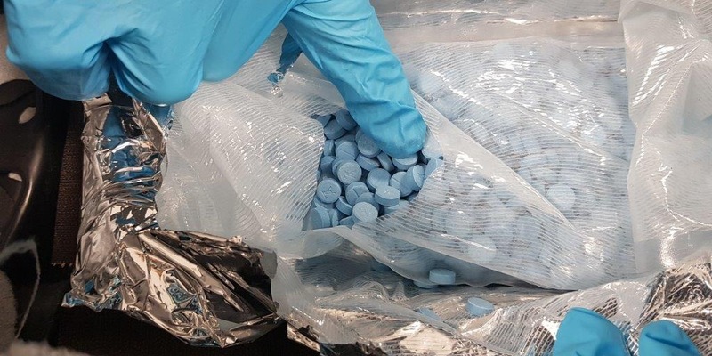 HZA-AC: Amphetaminöl und Ecstasy - Zoll nimmt Drogenkuriere fest / Bei Hückelhoven finden Zollbeamtinnen und Zollbeamte über vier Liter Amphetaminöl und fast zweieinhalb Kilo Ecstasy-Pillen. - Foto: presseportal.de