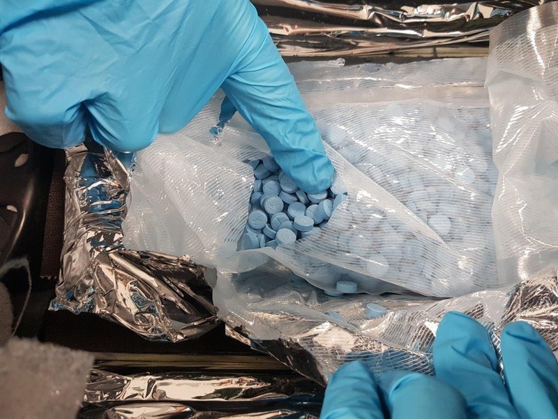 HZA-AC: Amphetaminöl und Ecstasy - Zoll nimmt Drogenkuriere fest / Bei Hückelhoven finden Zollbeamtinnen und Zollbeamte über vier Liter Amphetaminöl und fast zweieinhalb Kilo Ecstasy-Pillen. - Foto: presseportal.de