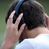 Mann mit Kopfhörern - Foto: via dts Nachrichtenagentur