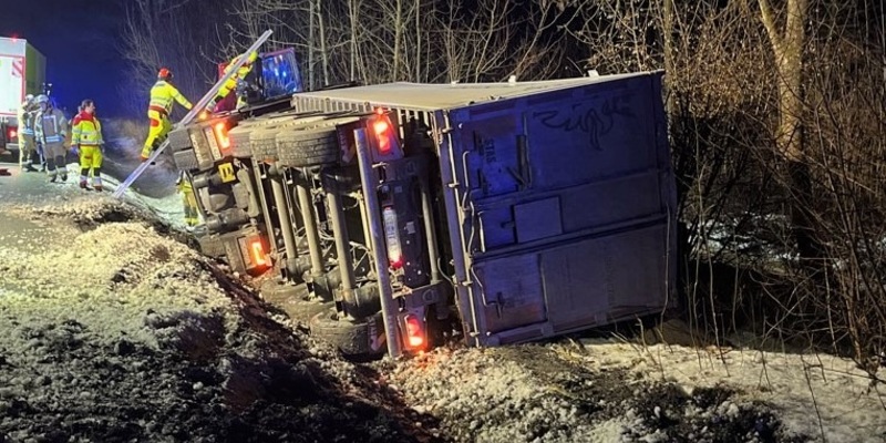 POL-HX: Aufwändige Bergung nach Lkw-Unfall - Foto: presseportal.de