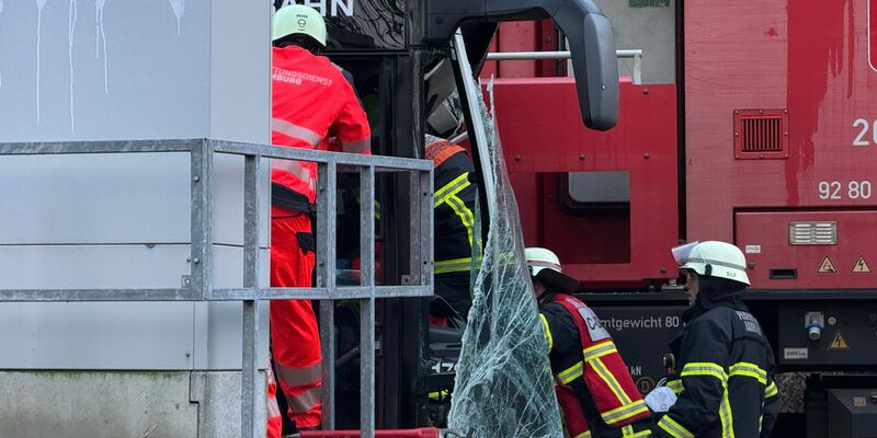 Am Hamburger Hafen hat sich ein schwerer Unfall ereignet. - Foto: Sebastian Peters/NEWS5/dpa