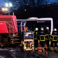 Der Bus ist nach dem Zusammenprall mit einer Lokomotive stark zerstört.  - Foto: Marcus Golejewski/dpa