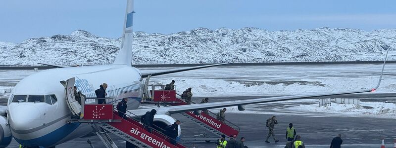 Bundeswehr-Team kommt abends auf Grönland an - Foto: Julia Wäschenbach/dpa