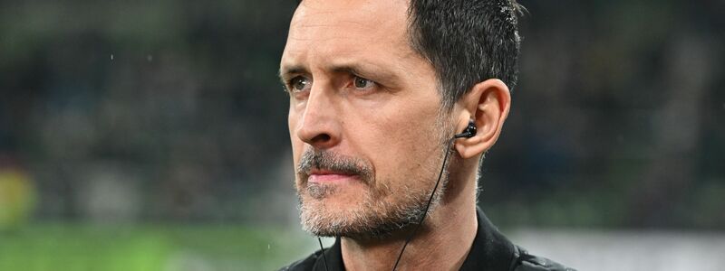 Vor dem Abpfiff wurde Werders-Ex-Torwart Michael Zetterer (2.v.l) verabschiedet. - Foto: dpa