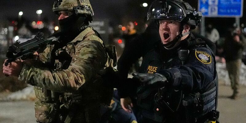 Die Einwanderungsbehörde ICE ist auch in Minnesota im Einsatz - Demonstranten protestieren seit längerem dagegen.  - Foto: Yuki Iwamura/AP/dpa