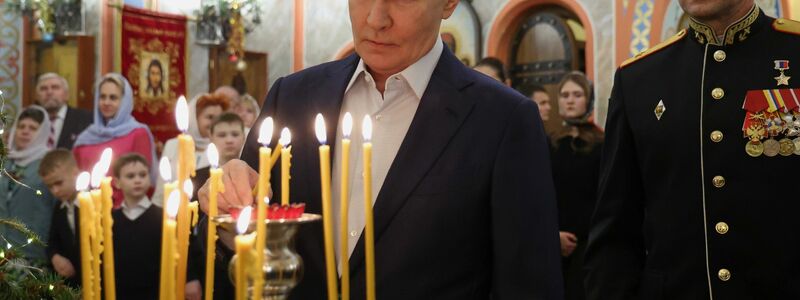 Mit welcher Bitte hat Kremlchef am orthodoxen Weihnachten wohl diese Kerze angezündet? (Archivbild) - Foto: Vyacheslav Prokofyev/Pool Sputnik Kremlin/AP/dpa
