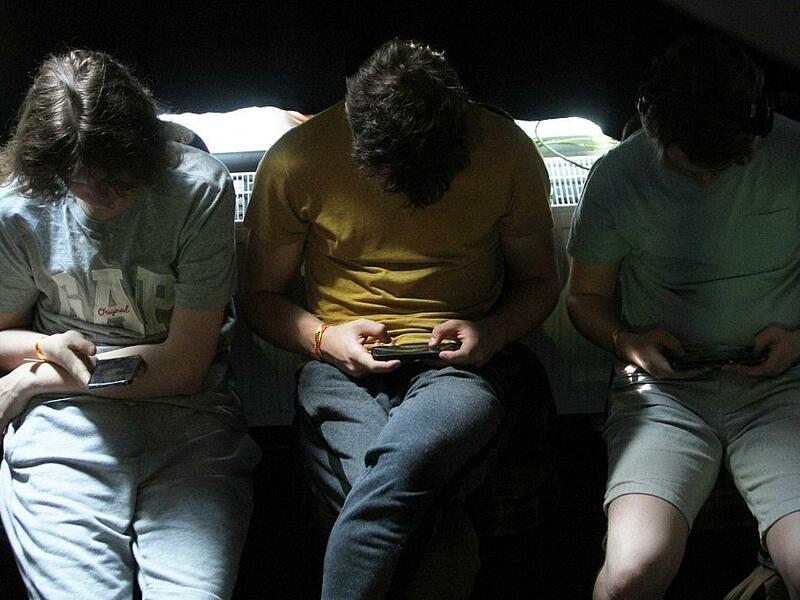 Junge Leute mit Smartphones (Archiv) - Foto: via dts Nachrichtenagentur