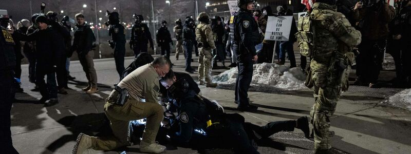 Das Heimatschutzministerium wies Vorwürfe über Gewalt der Beamten zurück.  - Foto: Adam Gray/AP/dpa