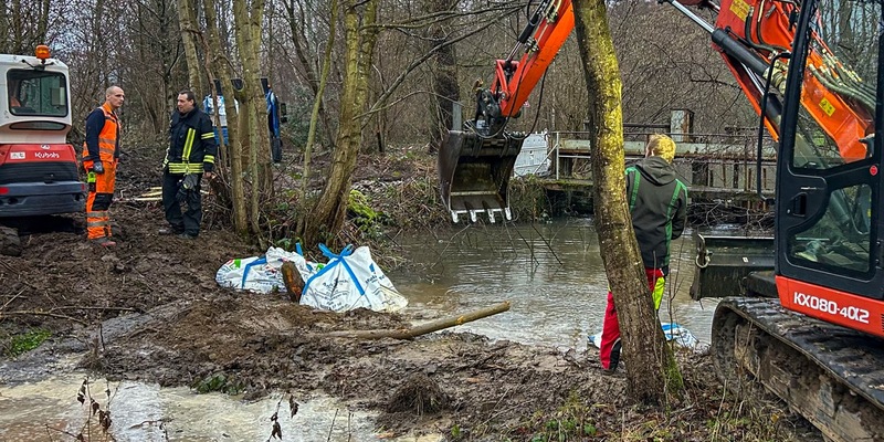 FW Rösrath: Technische Hilfeleistung an der Sülz: Beschädigtes Wehr bedroht Campingplatz - Foto: presseportal.de