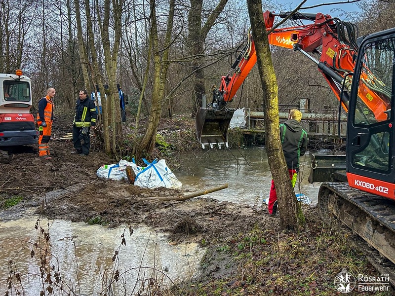 FW Rösrath: Technische Hilfeleistung an der Sülz: Beschädigtes Wehr bedroht Campingplatz - Foto: presseportal.de