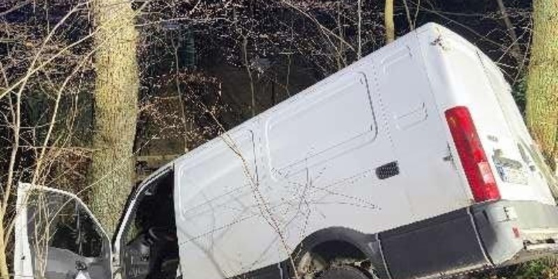 POL-STD: Mit Transporter erst auf LKW aufgefahren und dann gegen Baum geprallt - Foto: presseportal.de