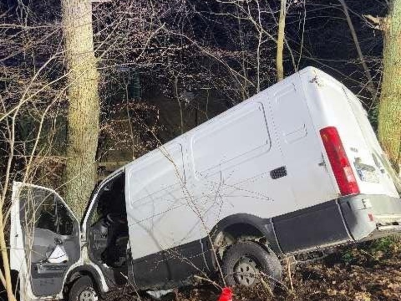 POL-STD: Mit Transporter erst auf LKW aufgefahren und dann gegen Baum geprallt - Foto: presseportal.de