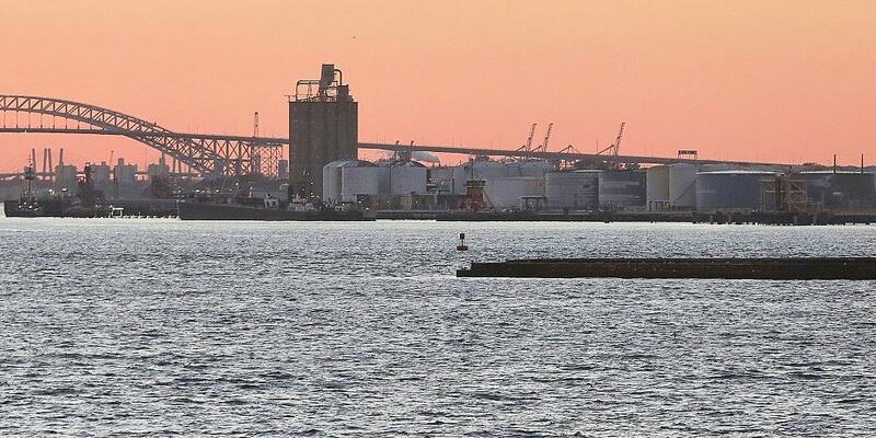 Industrieanlagen im Hafen von New York mit Öltanks (Archiv) - Foto: via dts Nachrichtenagentur