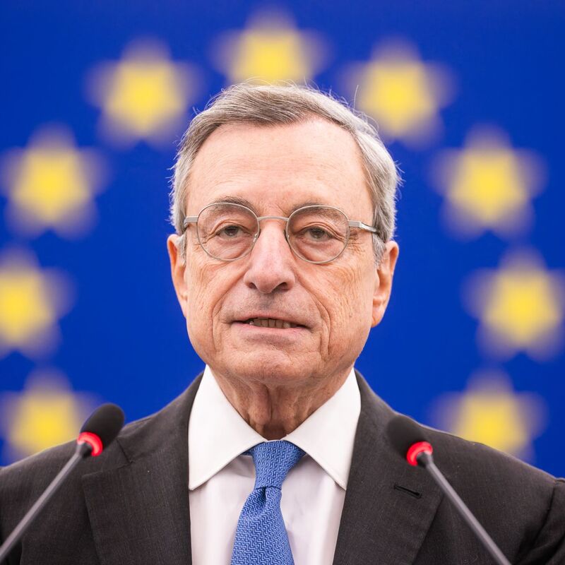 Der ehemalige Präsident der Europäischen Zentralbank (EZB) und frühere italienische Ministerpräsident Mario Draghi wird mit dem Karlspreis 2026 ausgezeichnet (Archivbild). - Foto: Philipp von Ditfurth/dpa