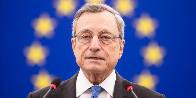 Der ehemalige Präsident der Europäischen Zentralbank (EZB) und frühere italienische Ministerpräsident Mario Draghi wird mit dem Karlspreis 2026 ausgezeichnet (Archivbild). - Foto: Philipp von Ditfurth/dpa