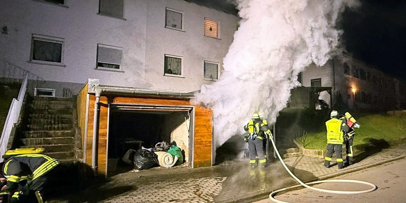 FW LK Neunkirchen: Sechs Brände in einer Nacht - Feuerwehr Neunkirchen im Dauereinsatz - Foto: presseportal.de