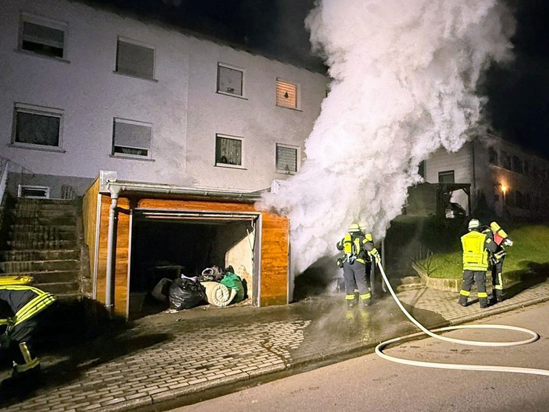 FW LK Neunkirchen: Sechs Brände in einer Nacht - Feuerwehr Neunkirchen im Dauereinsatz - Foto: presseportal.de