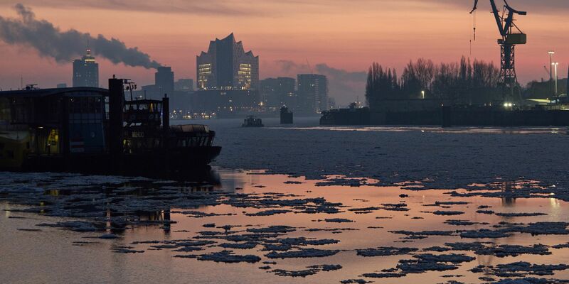 Die Hamburger Feuerwehr hat einen Toten aus der Elbe geborgen. (Symbolbild) - Foto: Georg Wendt/dpa
