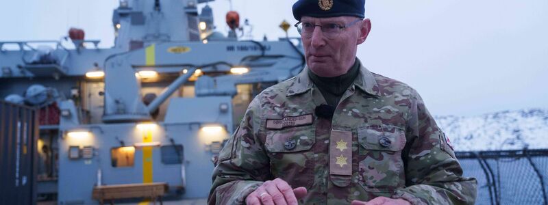 Der Chef des Arktischen Kommandos berichtete über die geplante Militärübung. - Foto: Evgeniy Maloletka/AP/dpa