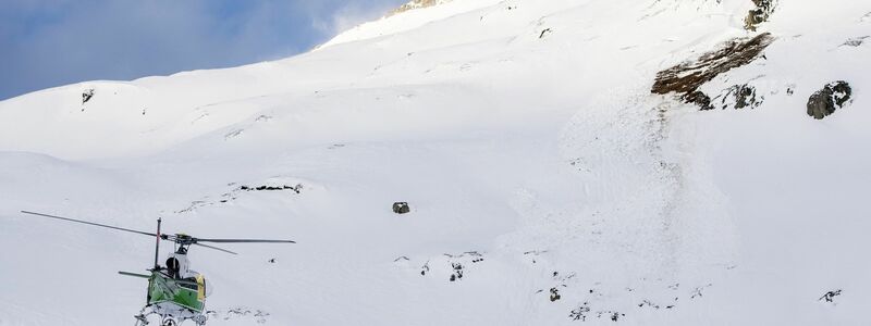 Mehrere Hubschrauber waren im Einsatz, um die Toten zu bergen und die Verletzten in Krankenhäuser zu fliegen. (Symbolbild) - Foto: Urs Flueeler/KEYSTONE/dpa