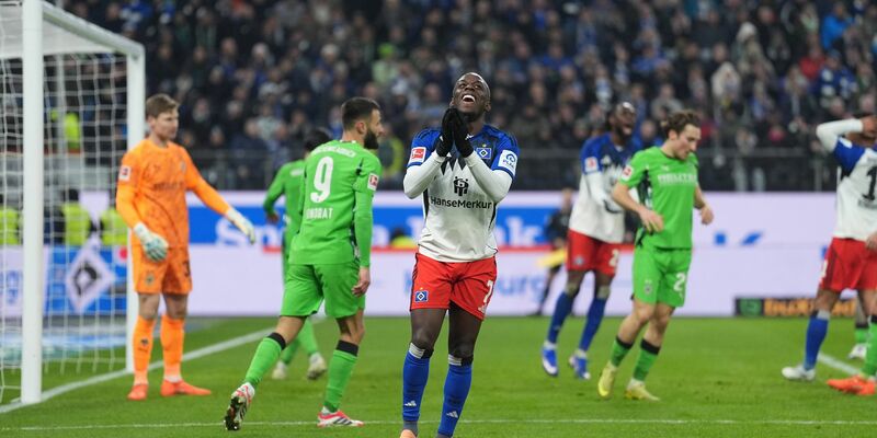 Jean-Luc Dompé (l, Hamburger SV) und Rocco Reitz (Bor. Mönchengladbach) kämpfen um den Ball. - Foto: Marcus Brandt/dpa