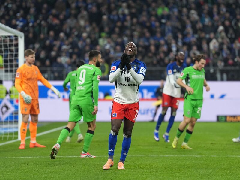 Jean-Luc Dompé (l, Hamburger SV) und Rocco Reitz (Bor. Mönchengladbach) kämpfen um den Ball. - Foto: Marcus Brandt/dpa