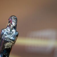 Filmschaffende mit iranischen Wurzeln zeigen ihre Solidarität. - Foto: Christoph Soeder/dpa