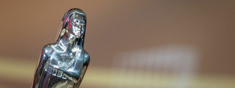 Filmschaffende mit iranischen Wurzeln zeigen ihre Solidarität. - Foto: Christoph Soeder/dpa