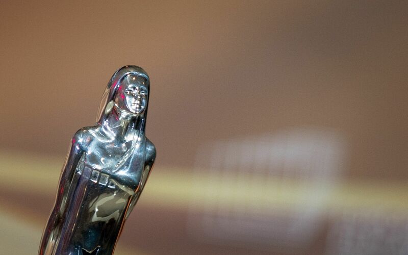 Filmschaffende mit iranischen Wurzeln zeigen ihre Solidarität. - Foto: Christoph Soeder/dpa