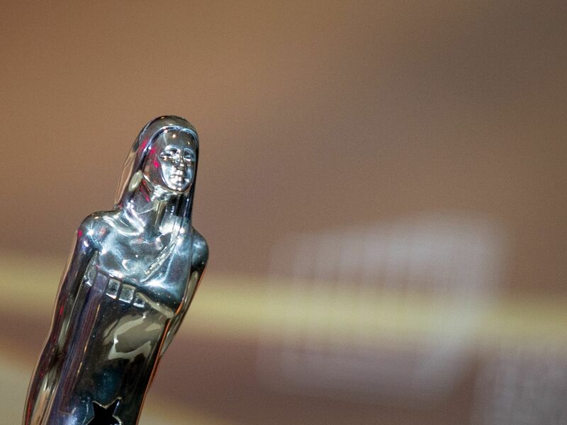 Filmschaffende mit iranischen Wurzeln zeigen ihre Solidarität. - Foto: Christoph Soeder/dpa