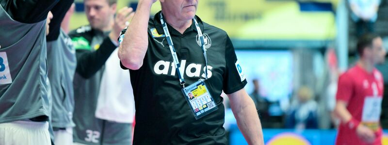 Bundestrainer Alfred Gislason leistet sich in der Schlussphase einen Fauxpas. - Foto: Sina Schuldt/dpa