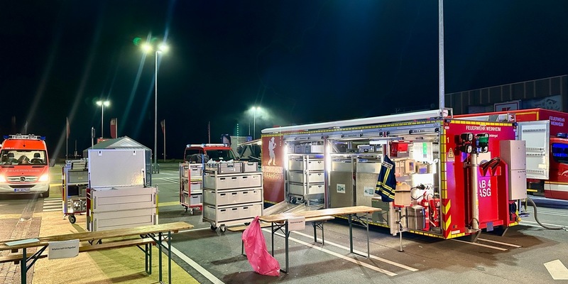 FW Weinheim: Gefahrguteinsatz in Edingen-Neckarhausen. Feuerwehr Weinheim unterstützt mit Atemschutzgeräteträgern und dem Abrollbehälter Atemschutz. - Foto: presseportal.de