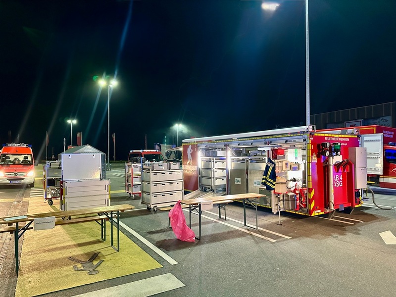 FW Weinheim: Gefahrguteinsatz in Edingen-Neckarhausen. Feuerwehr Weinheim unterstützt mit Atemschutzgeräteträgern und dem Abrollbehälter Atemschutz. - Foto: presseportal.de