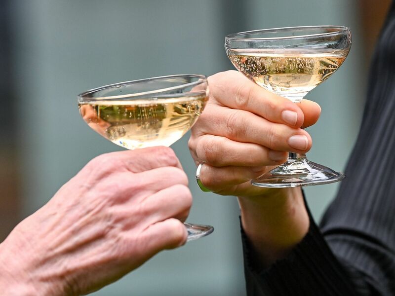 Nach der Adventszeit und den Feiertagen haben viele Menschen das Gefühl, dass sie nun erst einmal weniger oder gar nicht trinken sollten. (Symbolbild) - Foto: Jens Kalaene/dpa