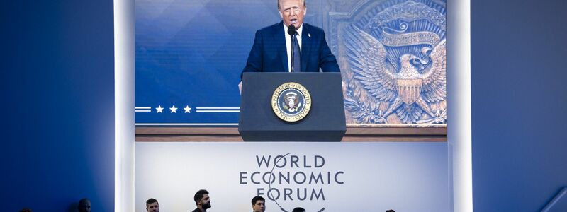 Voriges Jahr nur auf der Leinwand, diesmal wieder persönlich: US-Präsident Trump auf dem Weltwirtschaftsforum. (Archivbild) - Foto: Laurent Gillieron/KEYSTONE/dpa