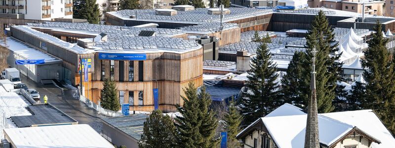 Mit einem «USA House», das in einer Kirche untergebracht ist, gibt es einen Anlaufpunkt außerhalb der inneren Sicherheitszone. - Foto: Andreas Becker/KEYSTONE/dpa