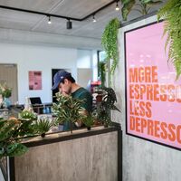 Nach einer neuen Umfrage wollen viele jüngere Menschen das Leben genießen, anstatt sich nur bei der Arbeit abzumühen. (Symbolbild) - Foto: Christian Charisius/dpa