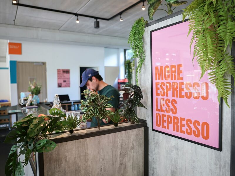 Nach einer neuen Umfrage wollen viele jüngere Menschen das Leben genießen, anstatt sich nur bei der Arbeit abzumühen. (Symbolbild) - Foto: Christian Charisius/dpa