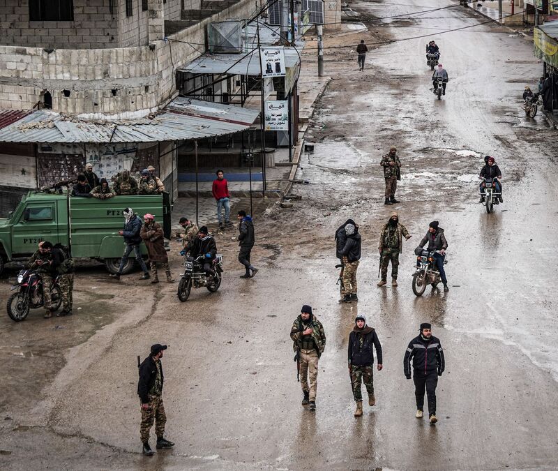 Soldaten der syrischen Armee am Samstag in der Stadt Deir Hafir. Die Armee hat dort nach eigenen Angaben die Kontrolle von kurdischen Kräften übernommen. - Foto: Moawia Atrash/dpa