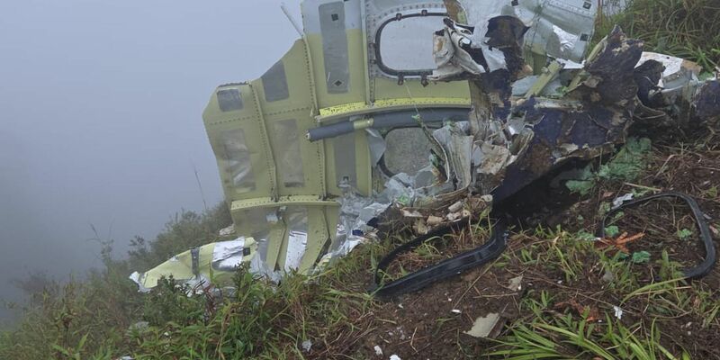 Die Trümmer liegen in steilem, bewaldetem und schwer zugänglichem Berggelände. - Foto: Uncredited/Indonesian National Search and Rescue Agency (BASARNAS)/AP/dpa