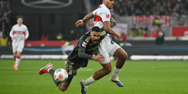 Kassierte früh die Gelbe Karte: Unions Livan Burcu (l). - Foto: Marijan Murat/dpa