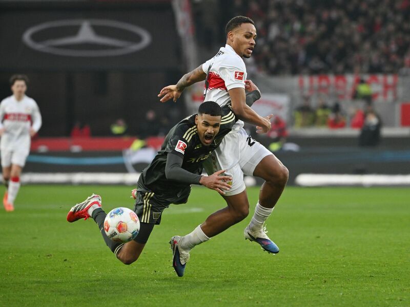 Kassierte früh die Gelbe Karte: Unions Livan Burcu (l). - Foto: Marijan Murat/dpa