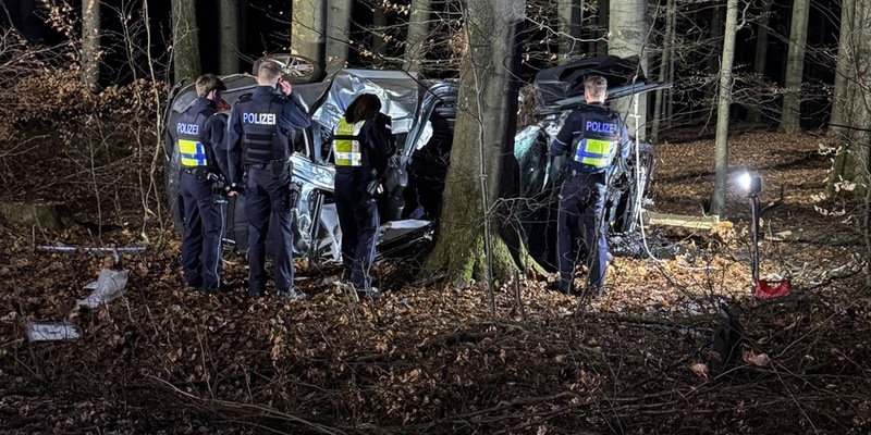 FW Wenden: Verkehrsunfall mit einer eingeklemmten Person auf der L512 im Bereich Wenden-Löffelberg - Foto: presseportal.de