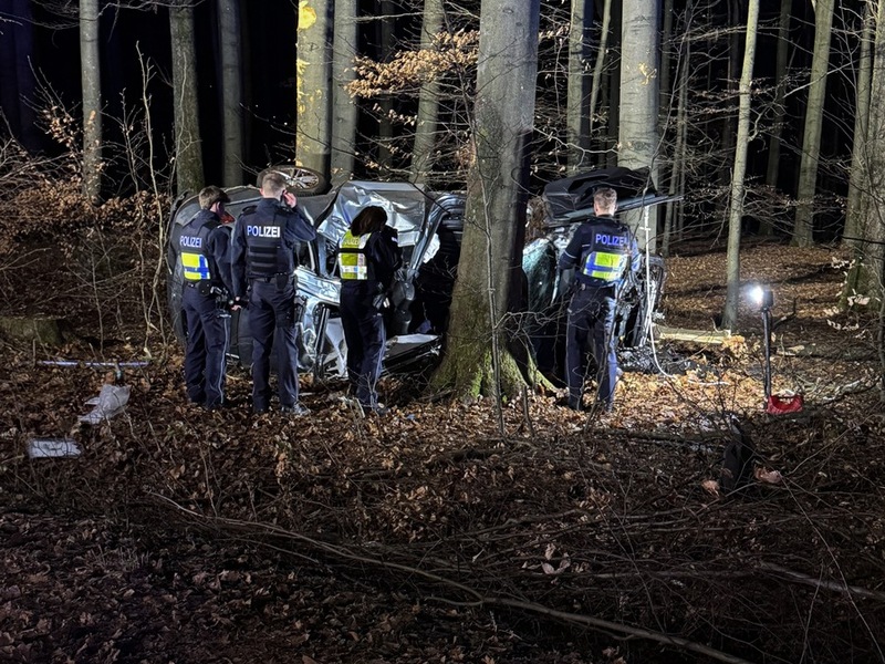 FW Wenden: Verkehrsunfall mit einer eingeklemmten Person auf der L512 im Bereich Wenden-Löffelberg - Foto: presseportal.de